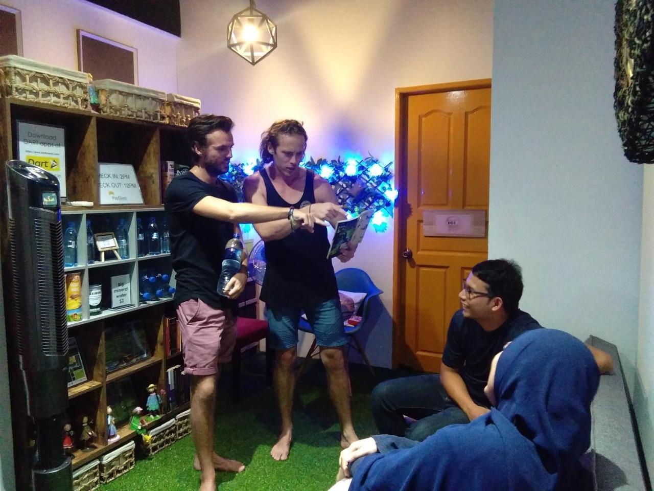 Co.Living Hostel Bandar Seri Begawan Exteriör bild